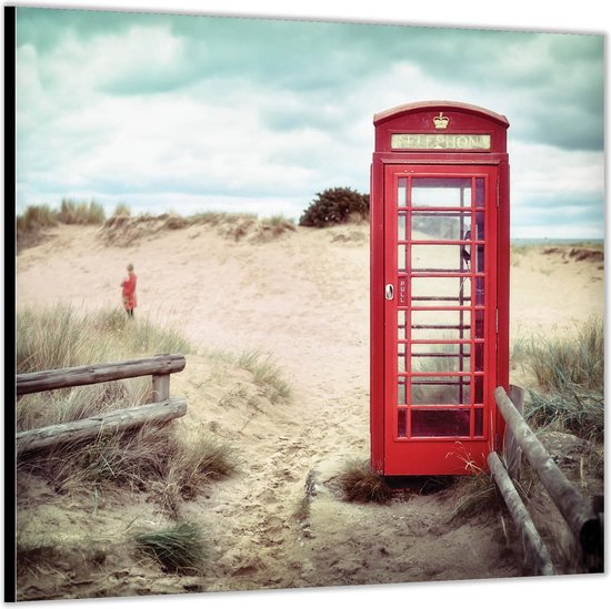 Dibond –Rode Telefooncel in de Duinen– 100x100 Foto op Aluminium (Met ophang)