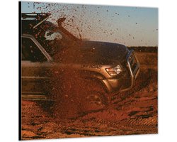 Dibond –Rijdende Off Road Auto door de Woestijn– 50x50 Foto op Aluminium (Met ophang) Dibond –Rijdende Off Road Auto door de Woestijn– 50x50 Foto op Aluminium (Met ophang)