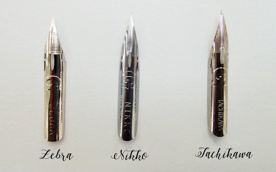 3 Japanse Kwaliteit  Nibs / kroontjespennen : Zebra G , Tachikawa G, Nikko G   + een Vintage Bewaardoosje + A4 Sample Archie's  Kalligrafeer Papier