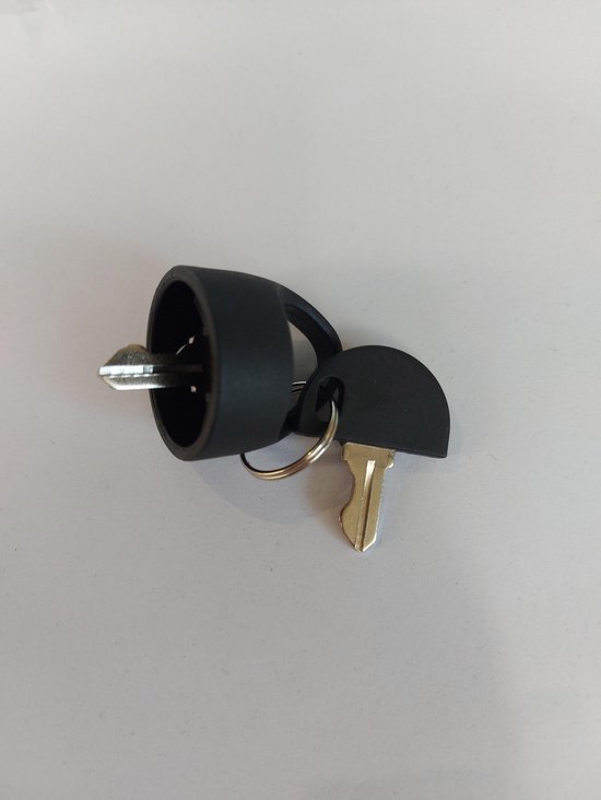 Een zwarte plastic sleutelring met twee sleutels, aan een ring bevestigd. Een sleutel is deels ingestoken.