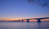 Fotobehang Zeelandbrug vlak voor zonsopkomst 450 x 260 cm