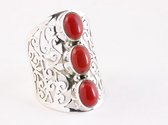Langwerpige opengewerkte zilveren ring met rode koraal steen - maat 18