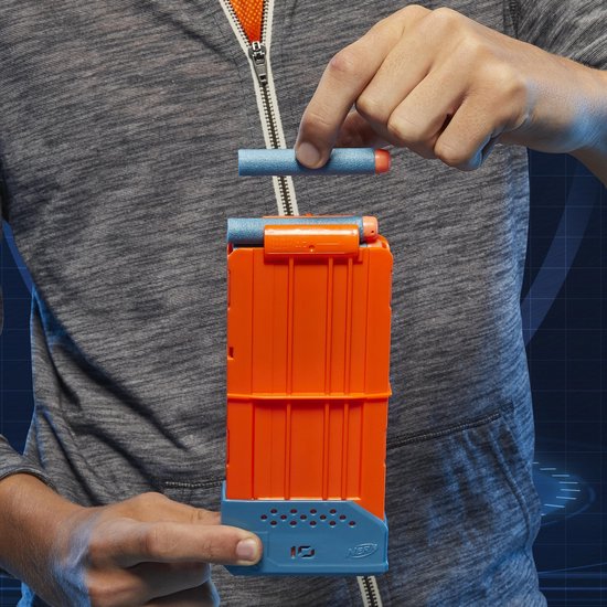 Handen van jongen met grijze hoodie, plaatsen een blauw NERF-pijltje in een oranje magazijn.