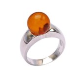 Brigada - ring met baltisch barnsteen bolletje - 50 miljoen jaar oud - cognac kleur - 925 sterling zilver - maat 20