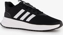 Zwarte Adidas sneaker met witte strepen en witte zool.