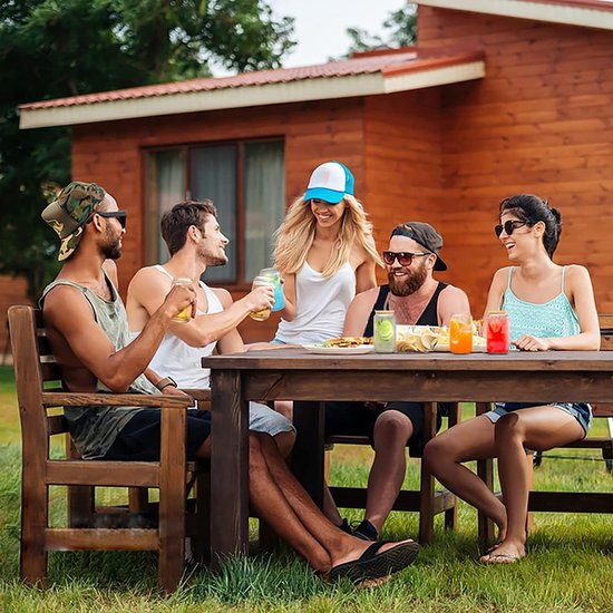 Groep vrienden aan een houten tafel buiten, bij een houten huis, drinkend uit Sipy glazen.