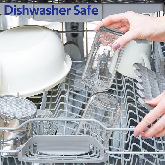 Glazen met 'Dishwasher Safe' tekst in vaatwasser geplaatst.