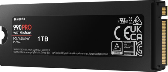 Samsung 990 PRO 1TB SSD met heatsink. Zwart met '990 PRO with Heatsink' en CE/UKCA-keurmerken.