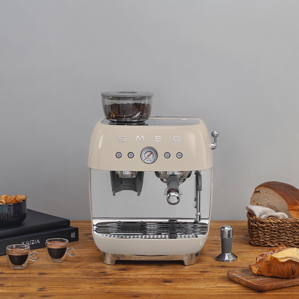 Afbeelding 2 van SMEG EGF03CREU - Espressomachine met geïntegreerde bonenmaler - Crème