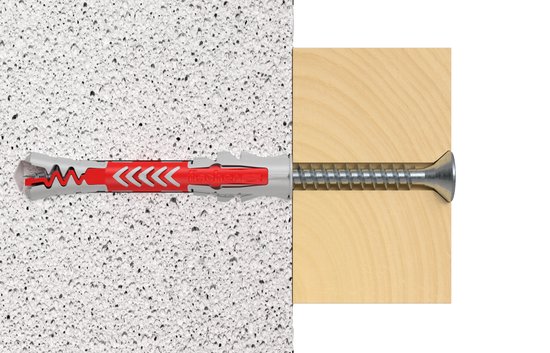 fischer DuoPower plug 6x50mm met schroef, gemonteerd in een betonnen muur en houten plaat.