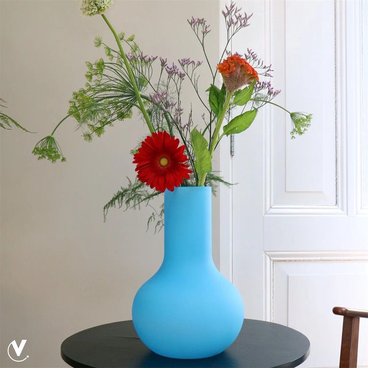 Vase The World Vaas Seim Neon | Small | Blauw - Blue | Mondgeblazen glas | Ø25,5 x H37 cm