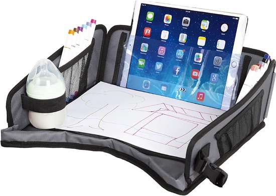 Grijze reistafel met tablet- en bekerhouder, pennenhouders en tekenpapier.