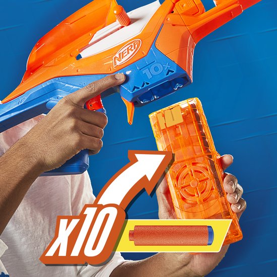 Hand laadt een oranje dart in een oranje en blauwe Nerf N-Series Pinpoint blaster met 10x magazijn.