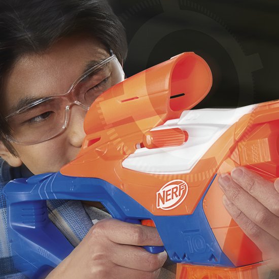 Jongen met veiligheidsbril richt de oranje en witte scope van een Nerf N-Series Pinpoint blaster.