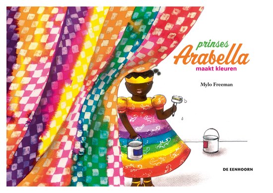 Prinses Arabella met kroon en regenboogjurk, houdt een kwast en pot verf vast. Ze staat voor een gekleurd gordijn.
