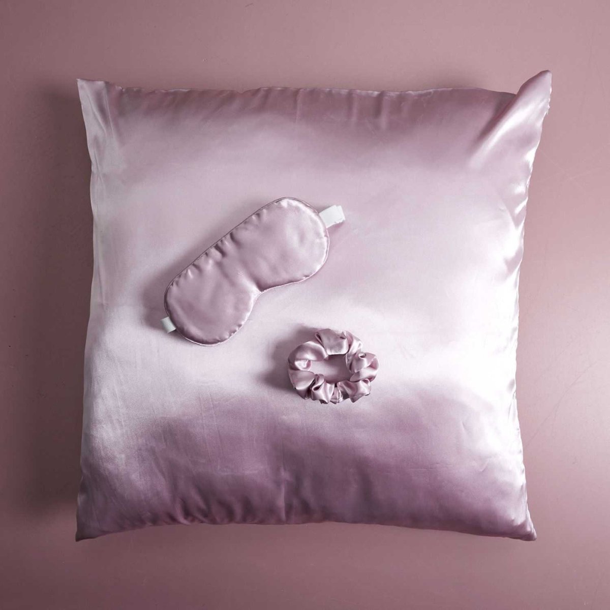 Marbeaux Satijnen Kussensloop - 60x60cm - Roze - Oogmasker - Vrouwen - Mannen - Krullend haar Producten - met Slaapmasker - en Scrunchie