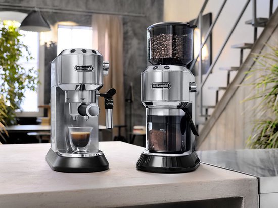 De'Longhi Dedica espressomachine naast een De'Longhi koffiemolen op een aanrecht.