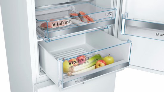 Vershoudlades in de koel-vriescombinatie met vis, vlees en groenten zoals leibjes en appels.