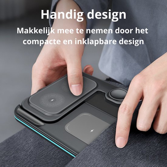 Compacte, inklapbare oplaadstation in handen van een persoon.