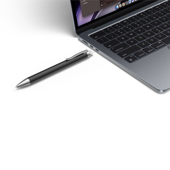 Zwarte pen naast een open laptop.