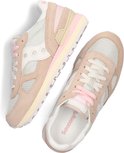 Paar beige suède damessneakers met witte en roze details, van bovenaf gefotografeerd.
