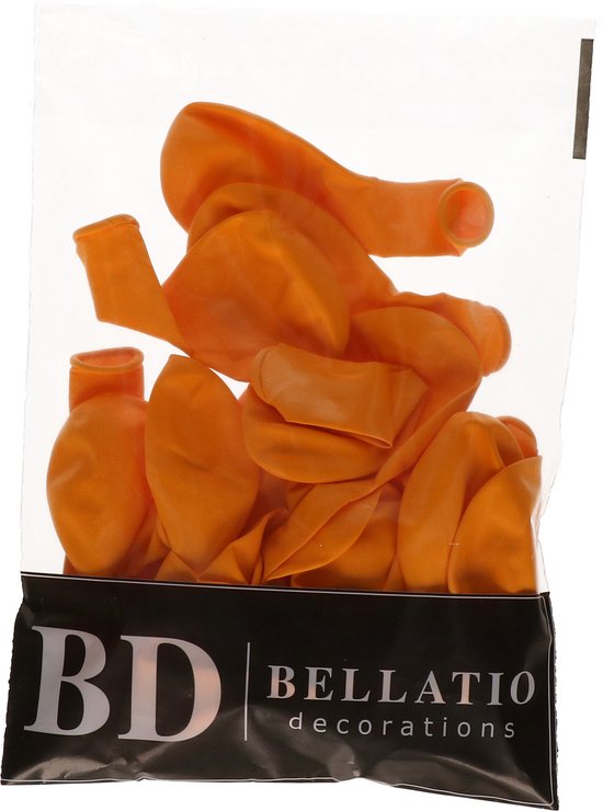 Een zak met ongeïnfleerde oranje ballonnen. De zak heeft een zwarte band met de tekst 'BD BELLATIO decorations'.