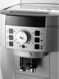 Close-up van het bedieningspaneel van een zilverkleurige De'Longhi Magnifica S volautomaat.