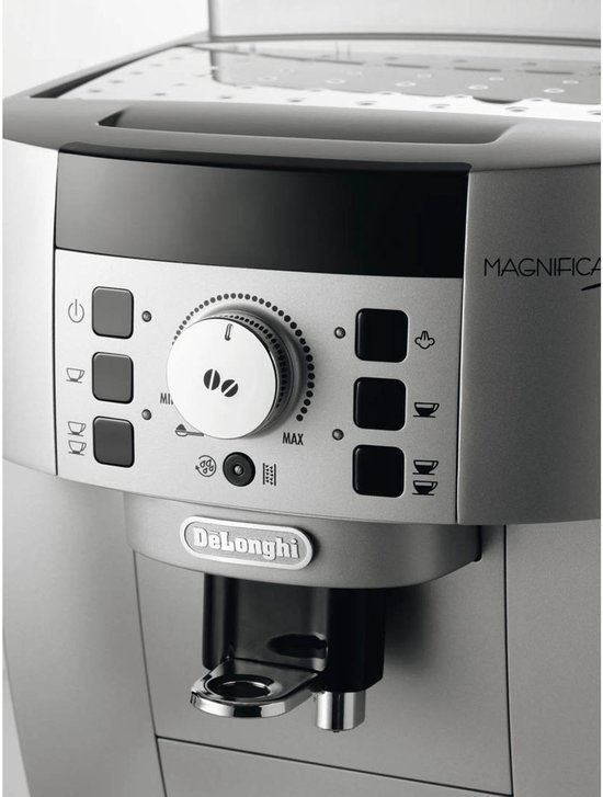 Close-up van het bedieningspaneel van een zilverkleurige De'Longhi Magnifica S volautomaat.