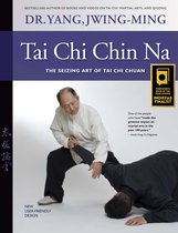 Boekomslag: Dr. Yang Jwing-Ming's 'Tai Chi Chin Na'. Twee mannen in vechtkleding, één staand, één liggend.