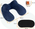 Afmetingen van een blauw nekkussen, zwart slaapmasker en oranje oordopjes.
