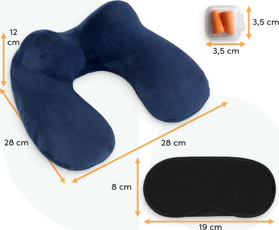 Afmetingen van een blauw nekkussen, zwart slaapmasker en oranje oordopjes.