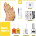 Hand met gele nagels en gele bloemen ontwerpen. Benodigdheden voor nail art: stempel, stempelplaten met bloemen en vlinders, lakken, top coat, cuticle latex.
