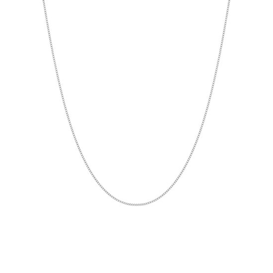 Een zilverkleurige gourmet ketting van 1mm breed op een witte achtergrond.