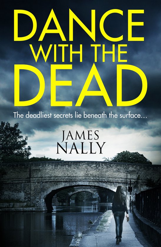 Couverture du livre 'Dance With The Dead' avec le texte jaune 'DANCE WITH THE DEAD' et le sous-titre 'The deadliest secrets lie beneath the surface...' au-dessus d'une image d'un pont et d'une femme qui s'éloigne.