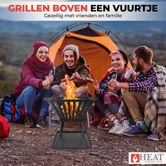 Vier vrienden grillen worstjes boven een zwarte metalen vuurkorf met brandend vuur, buiten.
