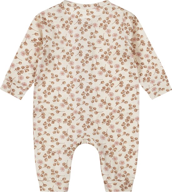 Roomwitte boxpak met lange mouwen, bedrukt met kleine roze bloemen en bruine takjes.
