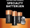 Drie Duracell lithium batterijen in verschillende maten en twee ronde lithium knoopcelbatterijen.