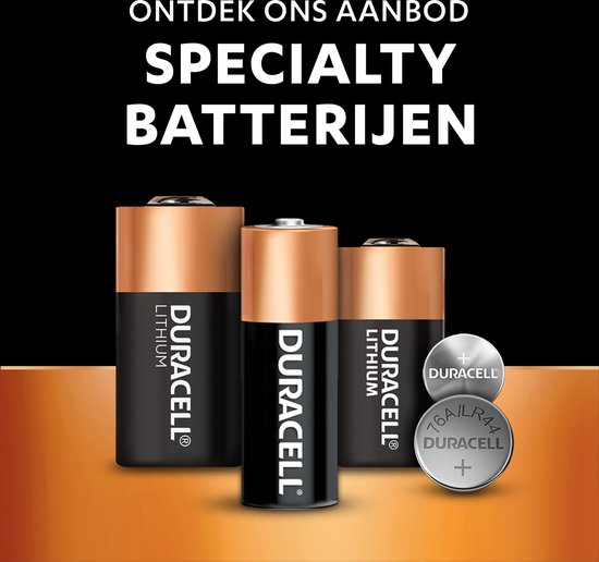 Drie Duracell lithium batterijen in verschillende maten en twee ronde lithium knoopcelbatterijen.
