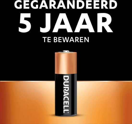Een Duracell batterij met goudkleurige top en zwart lichaam met logo, met tekst 'GEGARANDEERD 5 JAAR TE BEWAREN'.