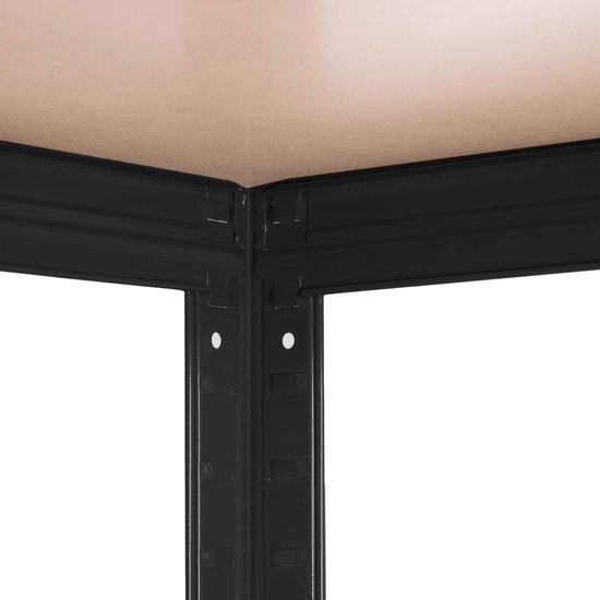 Close-up van de hoekverbinding van een zwarte metalen stellingkast met houten plank.