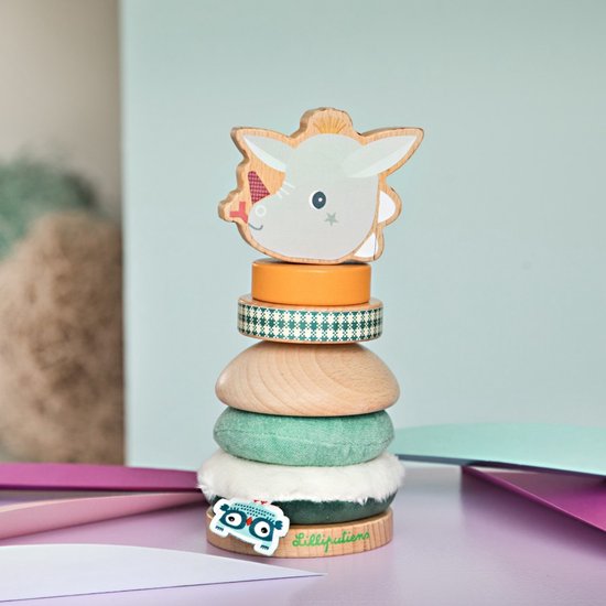 Houten stapelpiramide met grijze giraffe kop, oranje, groene en houten ringen en witte fluffy ring.