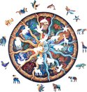 Gouden cirkelvormige puzzel met dierenriemtekens, planeten en een maan. Losse, kleurrijke dierenpuzzelstukjes eromheen.