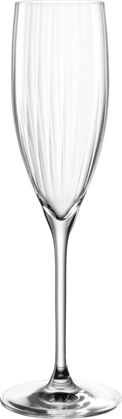 Een leeg, lang champagneglas met verticale ribbels op witte achtergrond.