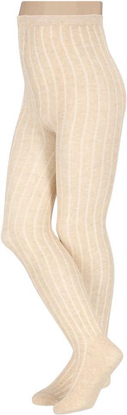 Een model in beige panty met verticale ribbels.