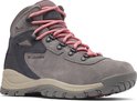 Chaussure de randonnée Columbia grise avec lacets roses, détails imperméables et accents beiges.