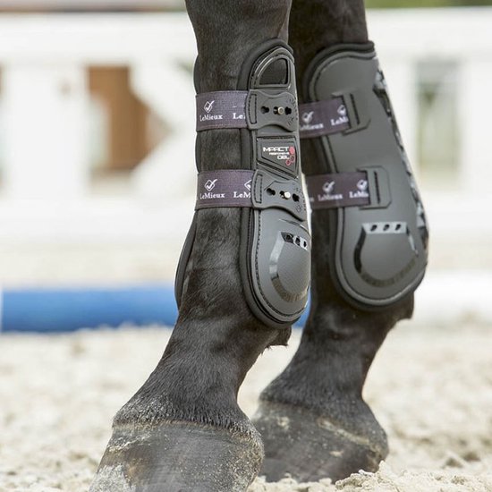 Zwarte paardenbenen met zwarte peesbeschermers, elk met LeMieux logo en twee gespen.