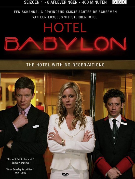 Drie personen staan voor de ingang van een luxe hotel. De titel 'HOTEL BABYLON' is prominent aanwezig.