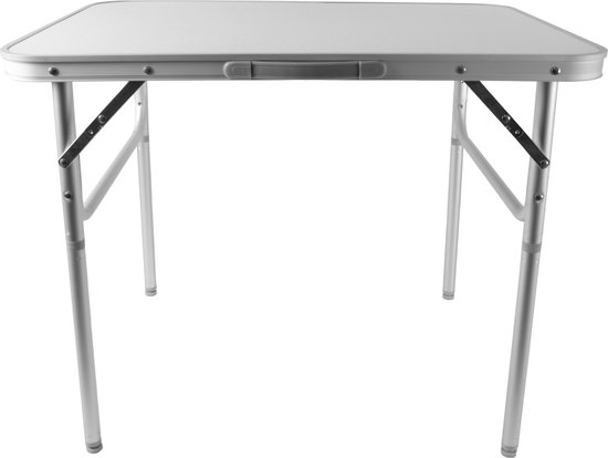 Zilverkleurige, inklapbare campingtafel met vier poten, staand op een witte achtergrond.