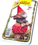 Kleurpotlodenblik Bruynzeel met een kabouter die op een rode paddenstoel zit en fluit speelt.