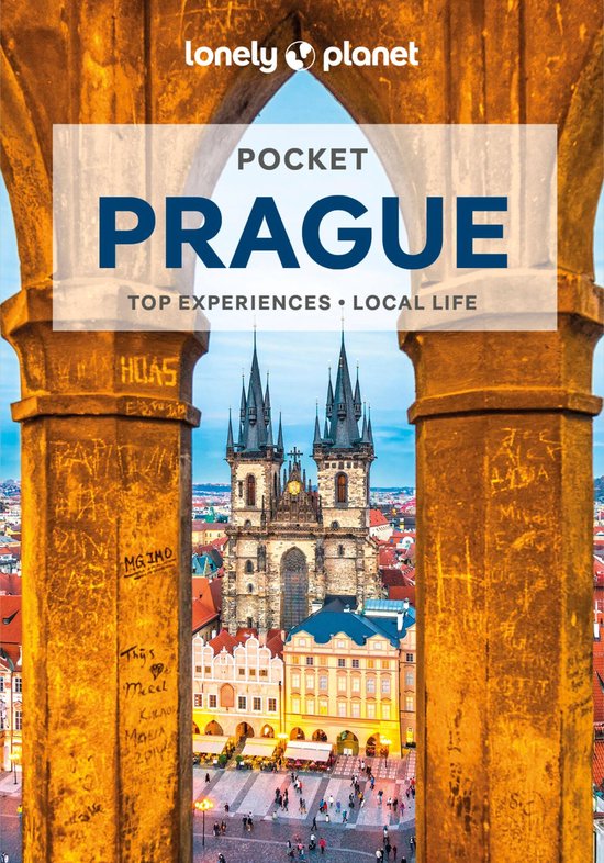 Lonely Planet Pocket Praag - Topervaringen & Lokaal Leven, met een kerk en plein op de achtergrond.